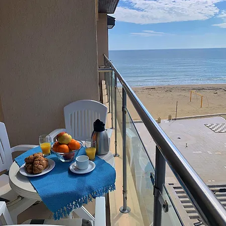 Beachfront Family For 8 Guests 아파트 *