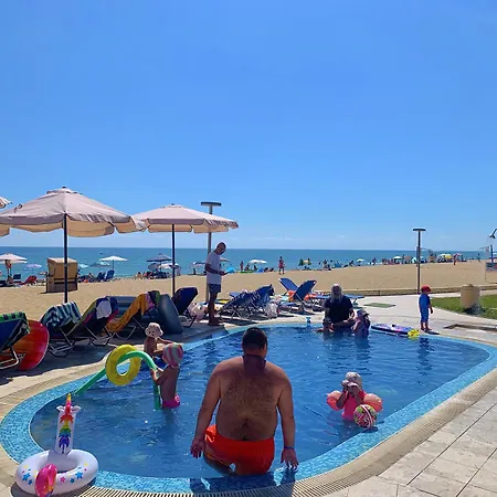아파트 Beachfront Family For 8 Guests
