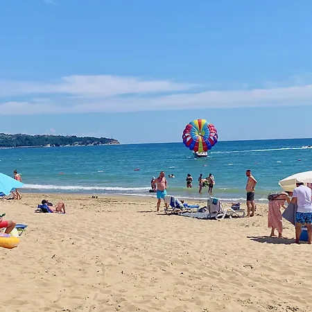 Beachfront Family For 8 Guests 아파트 *