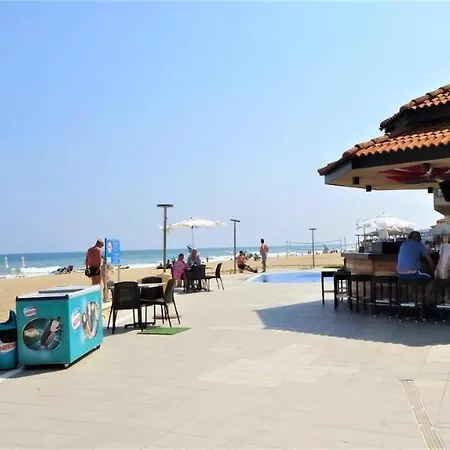 Beachfront Family For 8 Guests 아파트 *