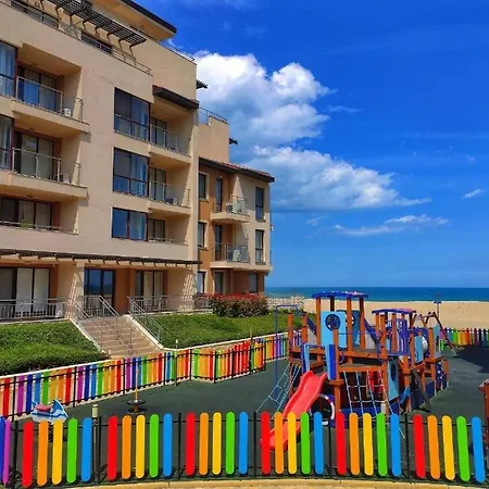 Beachfront Family For 8 Guests 아파트 *