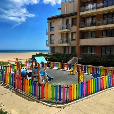 Beachfront Family For 8 Guests 아파트