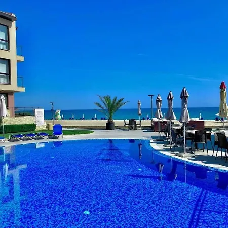 아파트 Beachfront Family For 8 Guests