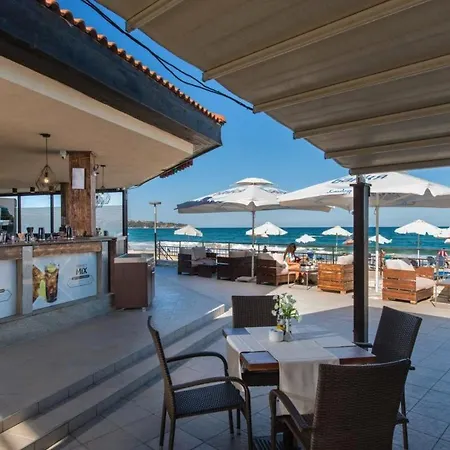 Beachfront Family For 8 Guests 아파트